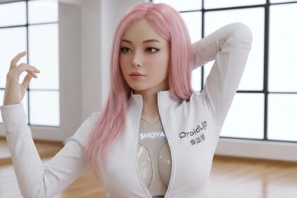 China presenta el primer robot biomimético de la historia que camina como un ser humano, sonríe y guiña el ojo