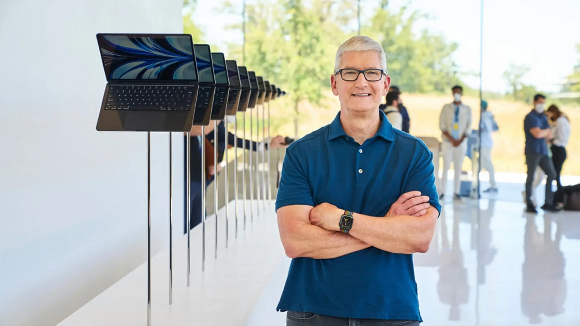 Tim Cook, CEO de Apple, sorprende en una entrevista: "No quiero que la gente use mucho el móvil. No es como quieres pasar el día"