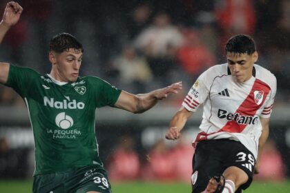 En el primer partido de Coudet en el Monumental, River Plate recibe a Sarmiento por el Torneo Apertura
“Prioridad absoluta”: el delantero que quiere Eduardo Coudet para River en el próximo mercado de pases
La camiseta especial que eligió River Plate ante Sarmiento en el marco del Día Mundial del Síndrome de Down
La millonaria oferta por Ian Subiabre que rechazó River Plate: el pedido del Chacho Coudet