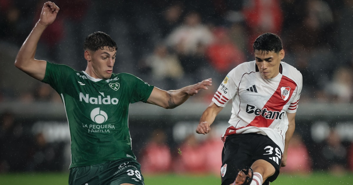 En el primer partido de Coudet en el Monumental, River Plate recibe a Sarmiento por el Torneo Apertura
“Prioridad absoluta”: el delantero que quiere Eduardo Coudet para River en el próximo mercado de pases
La camiseta especial que eligió River Plate ante Sarmiento en el marco del Día Mundial del Síndrome de Down
La millonaria oferta por Ian Subiabre que rechazó River Plate: el pedido del Chacho Coudet