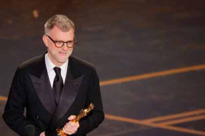 Premios Oscar 2026 EN VIVO: ‘Una batalla tras otra’ lidera entre los ganadores de la noche
‘Sirat’, de Oliver Laxe, se despide de los Oscar 2026 sin galardones
Las claves de la moda en los Oscar 2026: del regreso del glamour clásico a la irrupción de brillos metálicos
Premios Oscar 2026: Anne Hathaway y Anna Wintour sorprenden en la ceremonia con un icónico guiño a ‘El diablo viste a la moda’