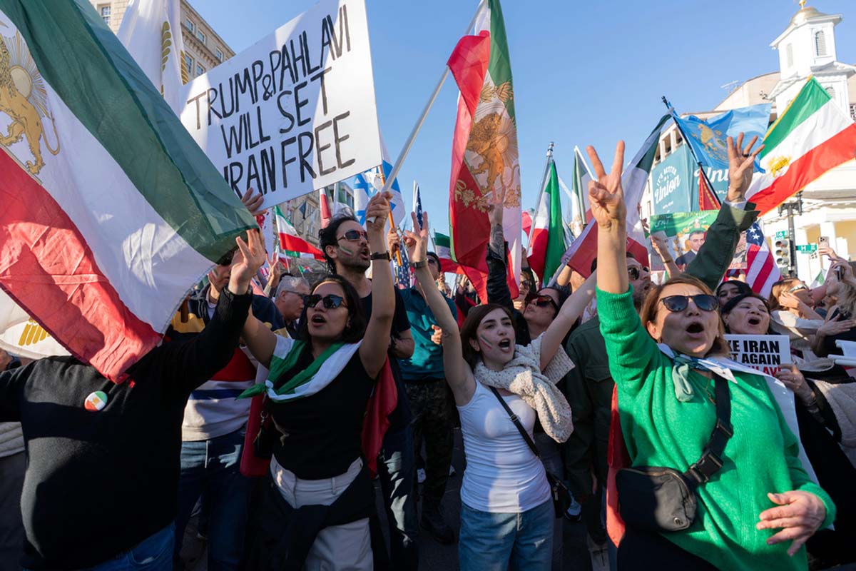 Grupos de iraníes festejaron la muerte del ayatolá Ali Jameneí en las calles de Washington