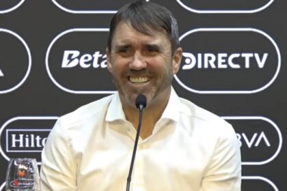 El show de Coudet en River con una broma a Francescoli tras “jurar por sus 4 pibes” y una aclaración sobre su carácter: “No vine a un cumpleaños”