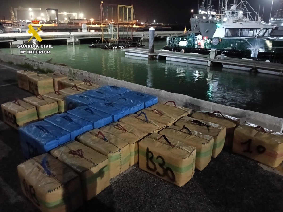 Detenidos dos tripulantes con 1.050 kilos de hachís en el Caño de Sancti Petri en San Fernando (Cádiz)