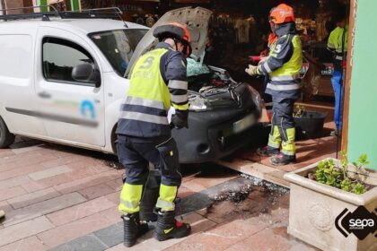 Un vehículo invade la acera y choca contra una tienda en Cangas de Onís, dejando herido al conductor