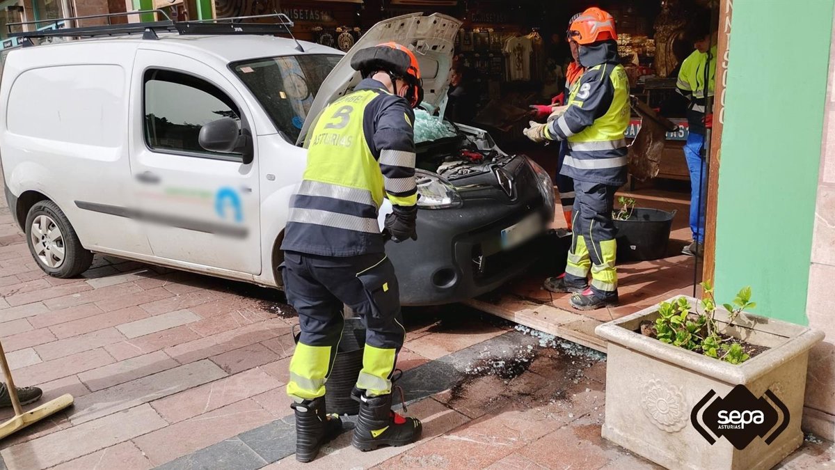 Un vehículo invade la acera y choca contra una tienda en Cangas de Onís, dejando herido al conductor