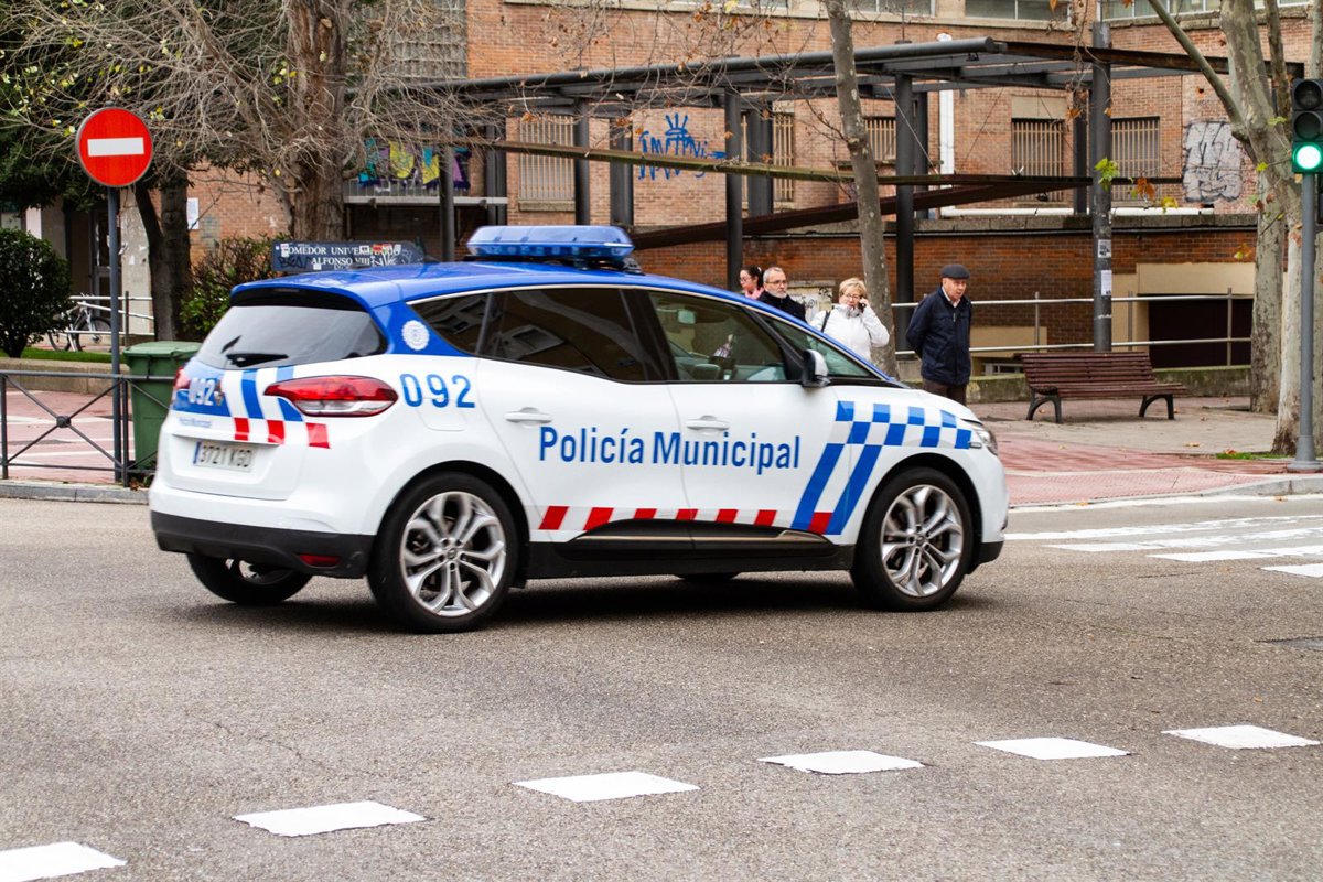 Denunciado en Valladolid por llevar marihuana y un hacha en un coche sin ITV y por reparar otro en la calle