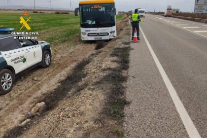 Susto en la línea de autocar Tarazona-Zaragoza: diez pasajeros salen ilesos de una salida de vía en la N-122