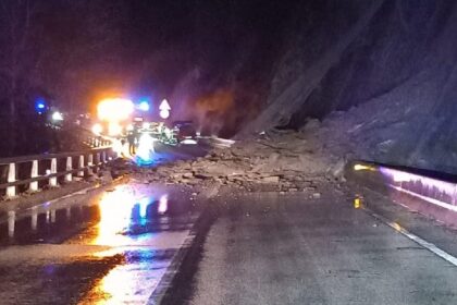 Un conductor herido grave por un desprendimiento en la N-260 en Sant Joan de les Abadesses (Girona)