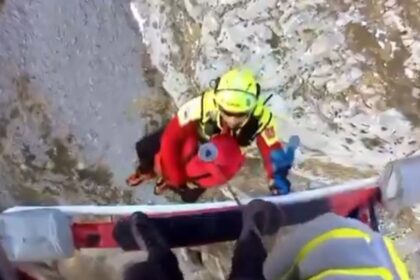 El helicóptero del Gobierno rescata a dos montañeros enriscados en Picos de Europa