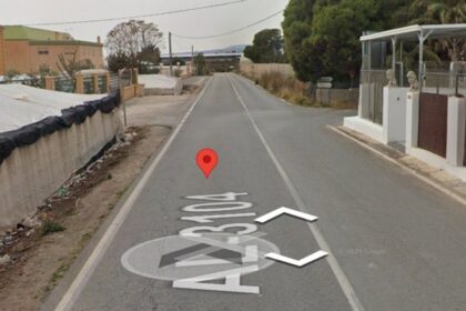 Muere un hombre tras ser atropellado mientras caminaba por la carretera AL-3104 a su paso por Almería