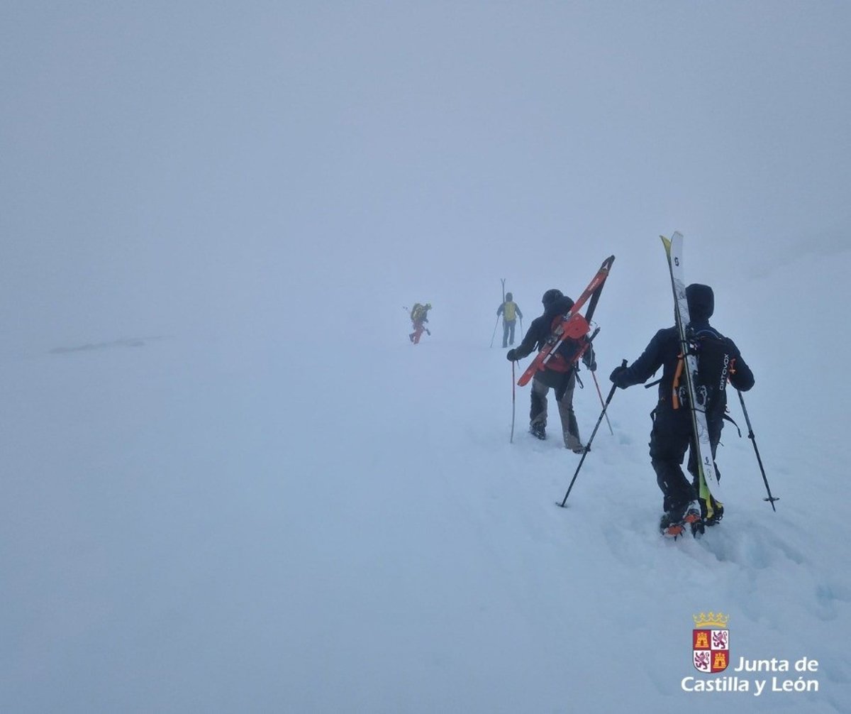 Rescatados tres esquiadores atrapados en una travesía en Gredos entre vestica y niebla
