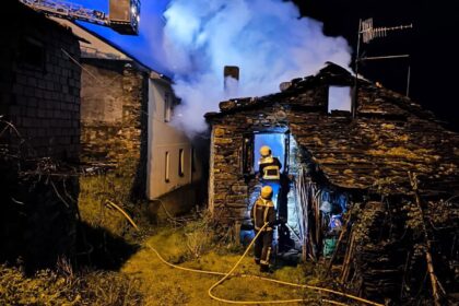 Quema de madrugada una casa en San Tirso de Abres, sin causar heridos