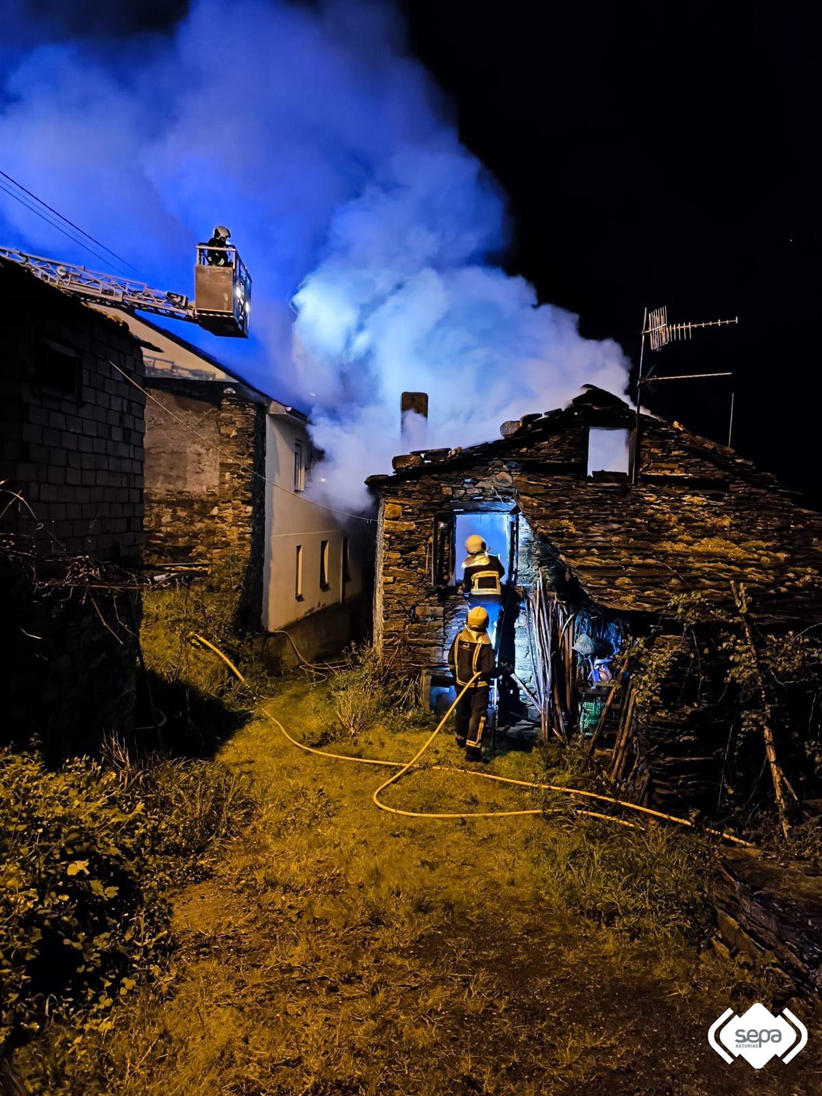 Quema de madrugada una casa en San Tirso de Abres, sin causar heridos