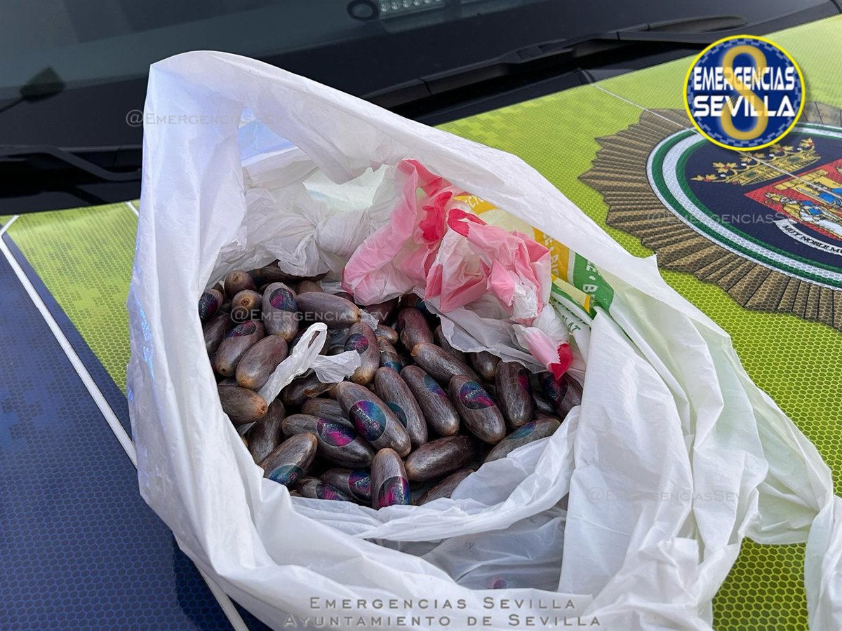 Dos detenidos en Sevilla por portar un kilo de hachís en bellotas de diez gramos en la barriada de El Cerezo