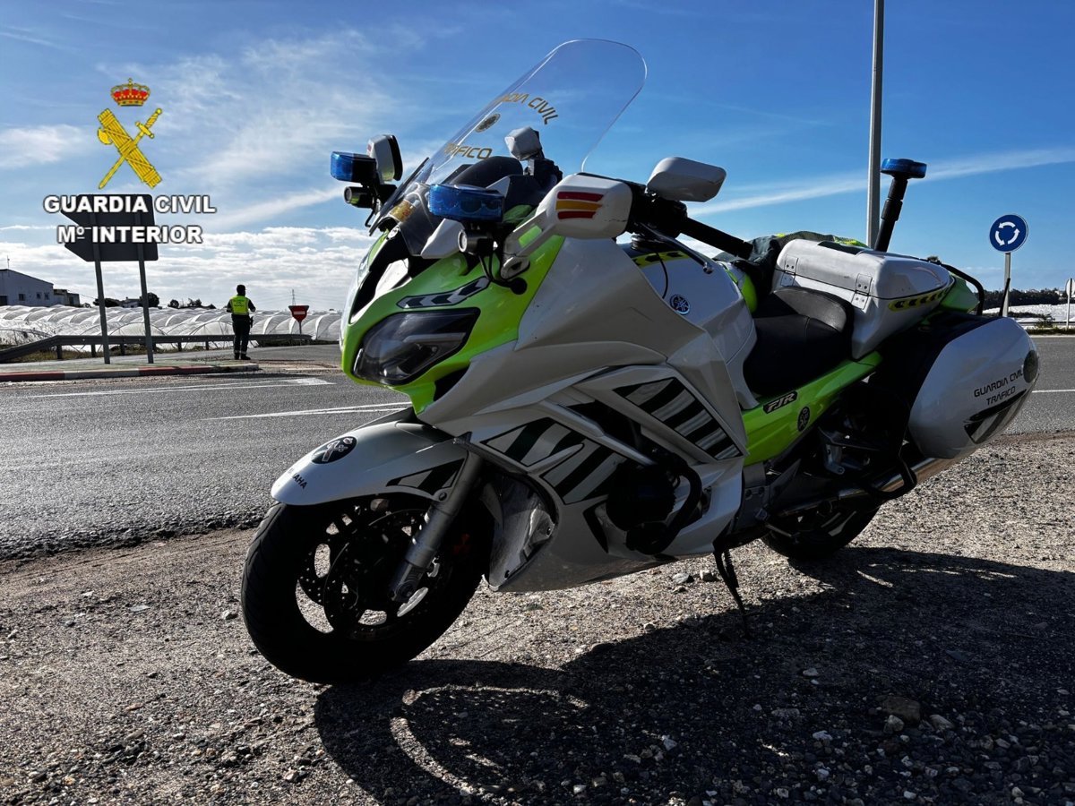 Investigan a un motorista en Cádiz tras aparecer en vídeos en redes sociales conduciendo de forma temeraria