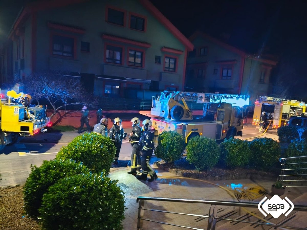 Desalojadas 40 personas por el incendio de una habitación de hotel en Arriondas