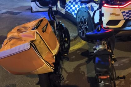 Cazan a dos hombres circulando en bicicletas eléctricas trucadas para funcionar como un ciclomotor en Palma