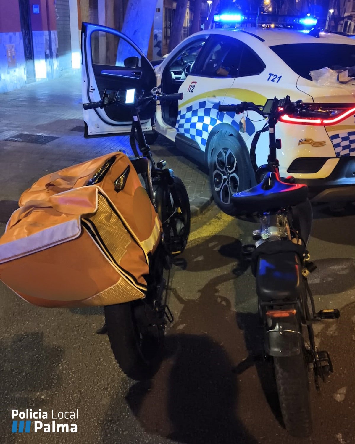 Cazan a dos hombres circulando en bicicletas eléctricas trucadas para funcionar como un ciclomotor en Palma