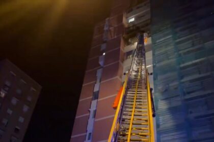 Los bomberos rescatan a una mujer de 80 años de un incendio en su vivienda en Ciudad Lineal