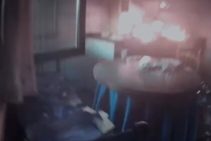Agentes de la Guardia Civil sofocan un incendio en una vivienda en Cabezuela del Valle