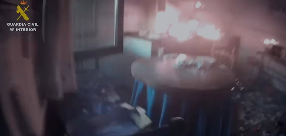 Agentes de la Guardia Civil sofocan un incendio en una vivienda en Cabezuela del Valle