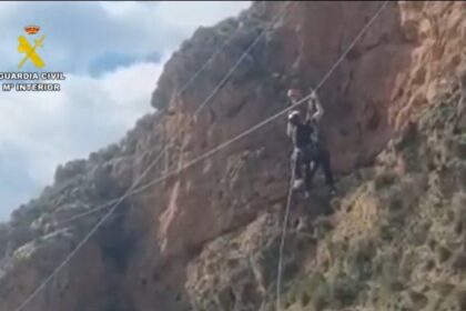 Rescatada una mujer tras quedar atrapada en mitad de una tirolina de la Vía Ferrata de Güéjar Sierra (Granada)