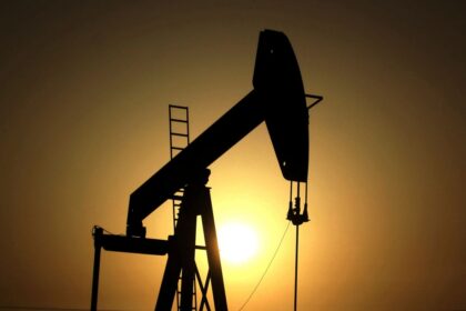 Trump suaviza sanciones a Irán en un intento de contener los precios del petróleo