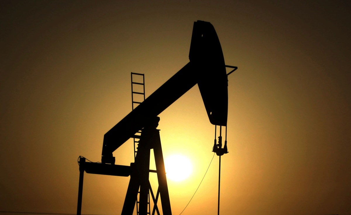 Trump suaviza sanciones a Irán en un intento de contener los precios del petróleo