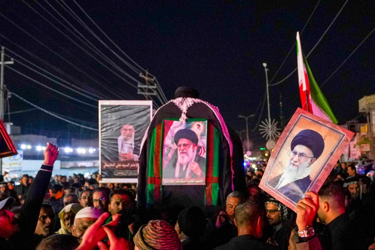 Irán advierte a EE. UU. de “alto precio” tras ataques que mataron al líder supremo Alí Jameneí