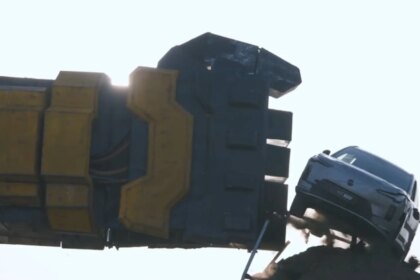 Un ingeniero chino construye una mano robótica gigante de 5.000 kilos… para abofetear a un amigo