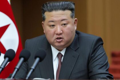 Kim Jong Un supervisa nueva prueba de misiles desde un destructor en Corea del Norte