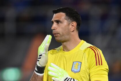 Las dos atajadas espectaculares del Dibu Martínez en el triunfo del Aston Villa ante Bologna en los cuartos de la Europa League
