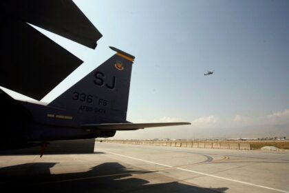 EE.UU. rescata a tripulante de avión derribado en Irán y busca a otro militar