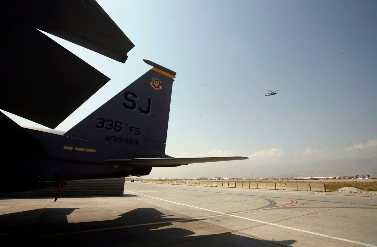 EE.UU. rescata a tripulante de avión derribado en Irán y busca a otro militar
