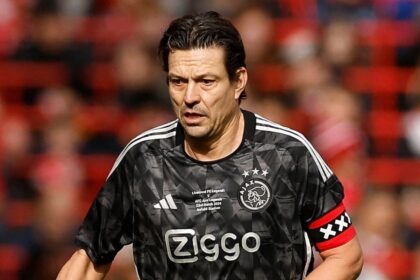 Fue uno de los mejores futbolistas de los 90, brilló en el Ajax, el Barcelona y el Liverpool y vuelve a jugar a los 55 años