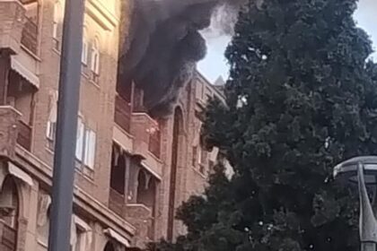 Extinguido un incendio en la terraza de un sexto piso de un bloque de viviendas en el distrito Beiro de Granada capital