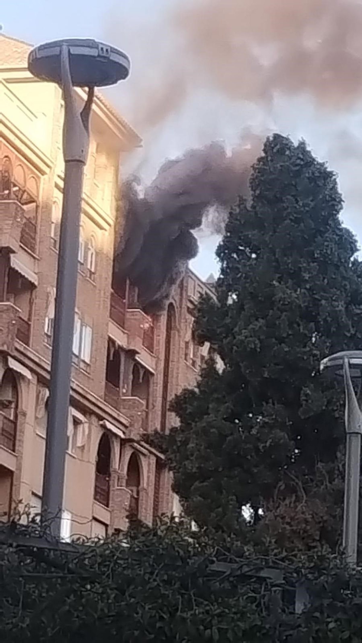 Extinguido un incendio en la terraza de un sexto piso de un bloque de viviendas en el distrito Beiro de Granada capital