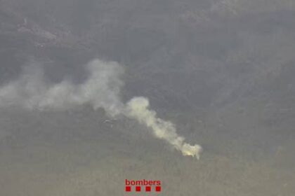 Los Bombers trabajan en la extinción de un incendio forestal en Capafonts (Tarragona)