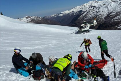 Evacuado un esquiador con una luxación de cadera tras una caída fuera de pistas en Candanchú (Huesca)