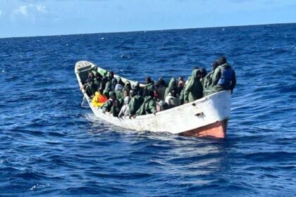 Llega al puerto de La Estaca (El Hierro) un cayuco por sus propios medios