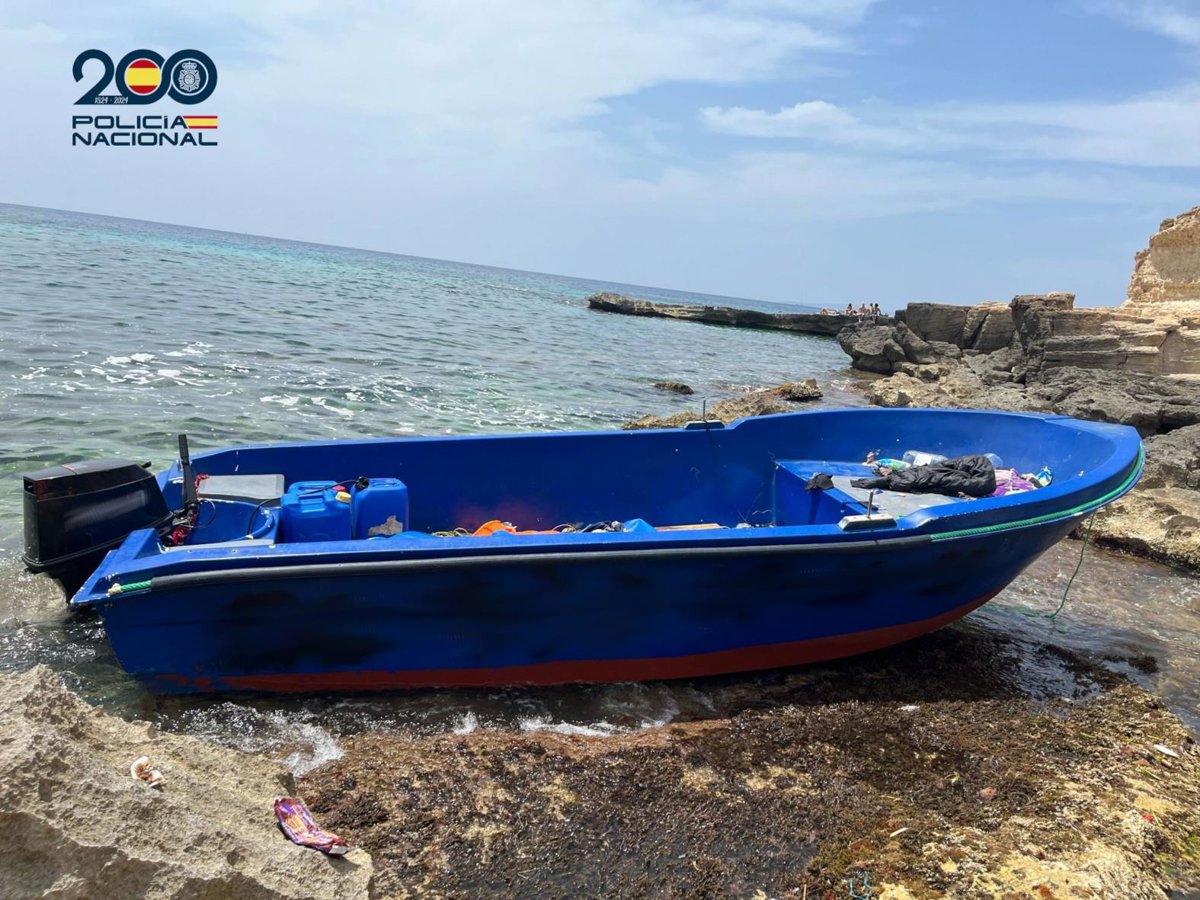 Rescatados 14 migrantes en una patera al sur de Formentera