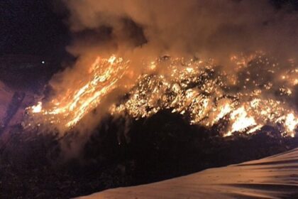 Bomberos del CEIS Rioja siguen trabajando en extinguir el incendio de un vertedero en Nájera