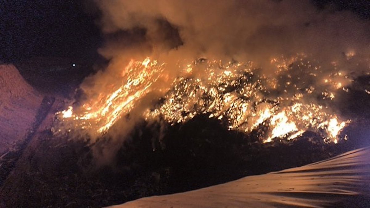 Bomberos del CEIS Rioja siguen trabajando en extinguir el incendio de un vertedero en Nájera