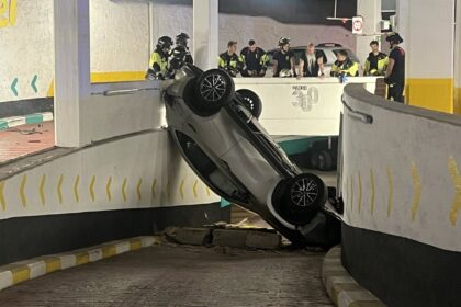 Un vehículo pierde el control y se precipita a la planta inferior del parking de Olavide