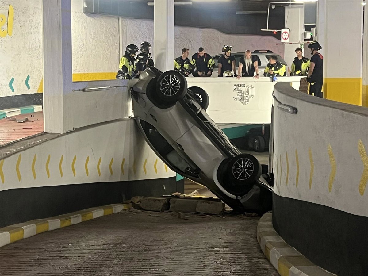 Un vehículo pierde el control y se precipita a la planta inferior del parking de Olavide