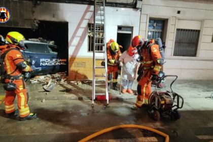 Un coche de Policía Nacional choca contra una casa en Alaquàs y provoca un incendio en la planta baja