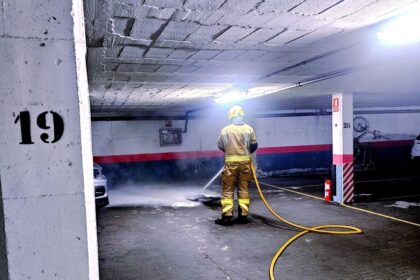 Extinguido un incendio en un garaje subterráneo de Castro Urdiales