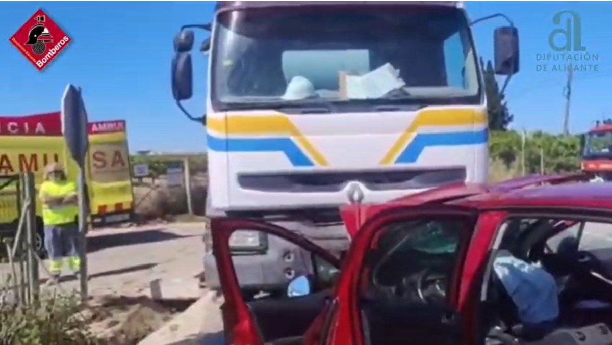 Un herido en un choque entre un turismo y un camión hormigonera en la CV-940, en Los Monasterios