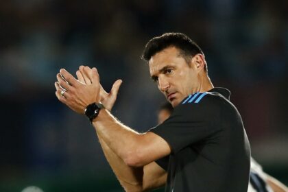 Lionel Scaloni analiza datos en un partido de Argentina